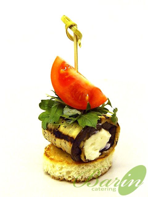 Каннеллони из лепестков баклажана-гриль, с мягким сыром и томатами Черри