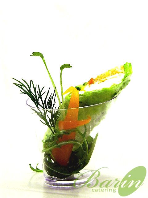 Спринг-ролл в рисовом листе с лососем, огурцом и авокадо